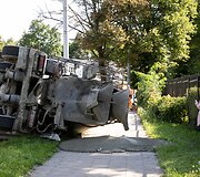 Žiedinėje sankryžoje apvirto betonvežis