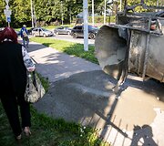 Žiedinėje sankryžoje apvirto betonvežis