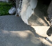 Žiedinėje sankryžoje apvirto betonvežis