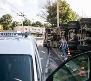 Žiedinėje sankryžoje apvirto betonvežis