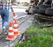 Žiedinėje sankryžoje apvirto betonvežis