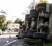 Žiedinėje sankryžoje apvirto betonvežis