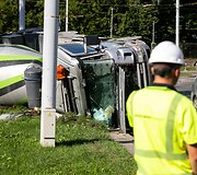 Žiedinėje sankryžoje apvirto betonvežis