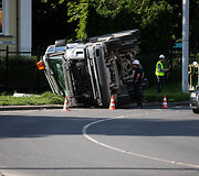 Žiedinėje sankryžoje apvirto betonvežis