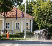 Žiedinėje sankryžoje apvirto betonvežis