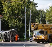 Žiedinėje sankryžoje apvirto betonvežis