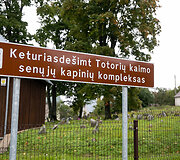 Keturiasde&scaron;imt Totorių kaimo senųjų kapinių kompleksas