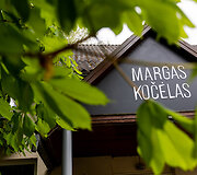 Kavinė &bdquo;Margas kočėlas&ldquo; įsikūrusi nedideliame namuke Naugarduko gatvėje