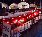 Automobilių eilės prie Covid mobilaus patikros punkto Vilniuje