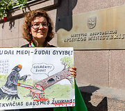 Gamtos aktyvistė prie aplinkos ministerijos