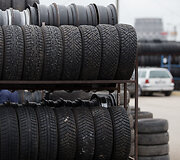 Padangų prekyba Gariūnų automobilių turguje