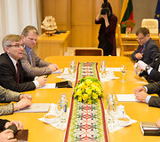 Seimo frakcijų vadovai susirinko į susitikimą su V.Pranckiečiu dėl M.Basčio apkaltos