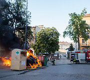 Degantys konteineriai K.Griniaus gatvėje Vilniuje