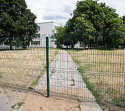 Aplink Vilniaus Sausio 13-osios mokyklą tveriama tvora