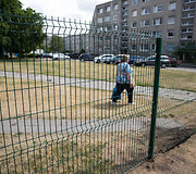 Aplink Vilniaus Sausio 13-osios mokyklą tveriama tvora