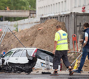 Po smūgio automobilis įlėkė į griovį