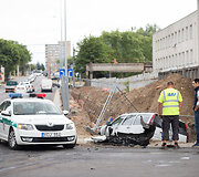 Po smūgio automobilis įlėkė į griovį