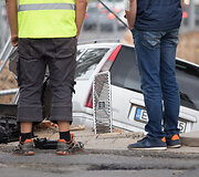 Po smūgio automobilis įlėkė į griovį