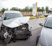 Po smūgio automobilis įlėkė į griovį