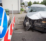 Po smūgio automobilis įlėkė į griovį