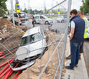 Po smūgio automobilis įlėkė į griovį