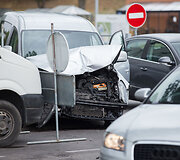 Po smūgio automobilis įlėkė į griovį