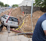 Po smūgio automobilis rėžėsi į griovį