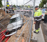 Po smūgio automobilis įlėkė į griovį