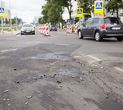 Po smūgio automobilis įlėkė į griovį