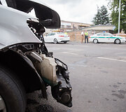 Po smūgio automobilis įlėkė į griovį
