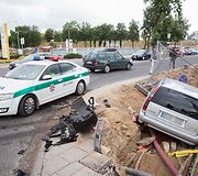 Po smūgio automobilis įlėkė į griovį