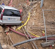 Po smūgio automobilis įlėkė į griovį