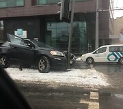 Vilniuje, &Scaron;eimyn&scaron;kių g. &bdquo;Volvo&ldquo; įsirėžė į &scaron;viesoforą