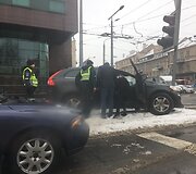 Vilniuje, &Scaron;eimyn&scaron;kių g. &bdquo;Volvo&ldquo; įsirėžė į &scaron;viesoforą