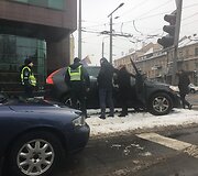 Vilniuje, &Scaron;eimyn&scaron;kių g. &bdquo;Volvo&ldquo; įsirėžė į &scaron;viesoforą