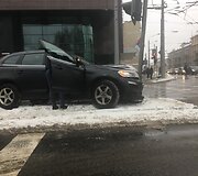 Vilniuje, &Scaron;eimyn&scaron;kių g. &bdquo;Volvo&ldquo; įsirėžė į &scaron;viesoforą