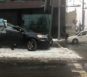 Vilniuje, &Scaron;eimyn&scaron;kių g. &bdquo;Volvo&ldquo; įsirėžė į &scaron;viesoforą
