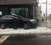 Vilniuje, &Scaron;eimyn&scaron;kių g. &bdquo;Volvo&ldquo; įsirėžė į &scaron;viesoforą