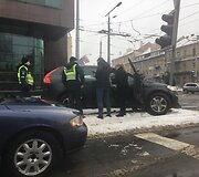 Vilniuje, &Scaron;eimyn&scaron;kių g. &bdquo;Volvo&ldquo; įsirėžė į &scaron;viesoforą