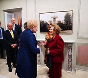 Dalia Grybauskaitė sveikinasi su diplomato, a.a. Lietuvos ambasadoriaus prie &scaron;v. Sosto Kazio Lozoraičio žmona Giovanna Pignatelli Lozoraitis 