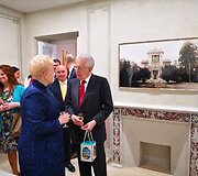 Dalia Grybauskaitė su vienu įtakingiausių Italijos ekonomistų, buvusių premjeru profesoriumi Mario Monti, kuris ženkliai prisidėjo prie Blumenstihl rūmų skyrimo Lietuvai