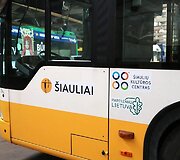 &Scaron;iauliuose &ndash; Lietuvos partizanų nuotraukomis ir citatomis papuo&scaron;ti autobusai