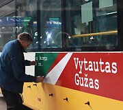 &Scaron;iauliuose &ndash; Lietuvos partizanų nuotraukomis ir citatomis papuo&scaron;ti autobusai