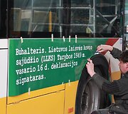 &Scaron;iauliuose &ndash; Lietuvos partizanų nuotraukomis ir citatomis papuo&scaron;ti autobusai