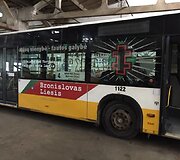 &Scaron;iauliuose &ndash; Lietuvos partizanų nuotraukomis ir citatomis papuo&scaron;ti autobusai