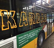 &Scaron;iauliuose &ndash; Lietuvos partizanų nuotraukomis ir citatomis papuo&scaron;ti autobusai