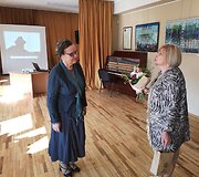 I&scaron; kairės Gražina Vitartaitė ir Naujosios Vilnios bibliotekos vadovė Rita Venskūnienė