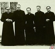 Tikinčiųjų teisėms ginti katalikų komiteto nariai. Iš kairės: 1. kunigas Vincentas Vėlavičius, 2. kunigas Alfonsas Svarinskas, 3. kunigas Sigitas Tamkevičius, 4. kunigas Juozas Zdebskis, 5. kunigas Jonas Kauneckas. 1979 m. liepos mėn.