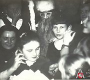 Kunigo Juozo Zdebskio organizuota Šventų Kalėdų šventė. Lazdijų r., Rudamina. 1985 m. gruodžio 25 d.