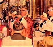 Kunigas Juozas Zdebskis aukoja Šv. Mišias. Iš kairės: 2. vyskupas Vincentas Sladkevičius, 3. kunigas J. Zdebskis. Ne vėliau kaip 1986 m. vasario 5 d.